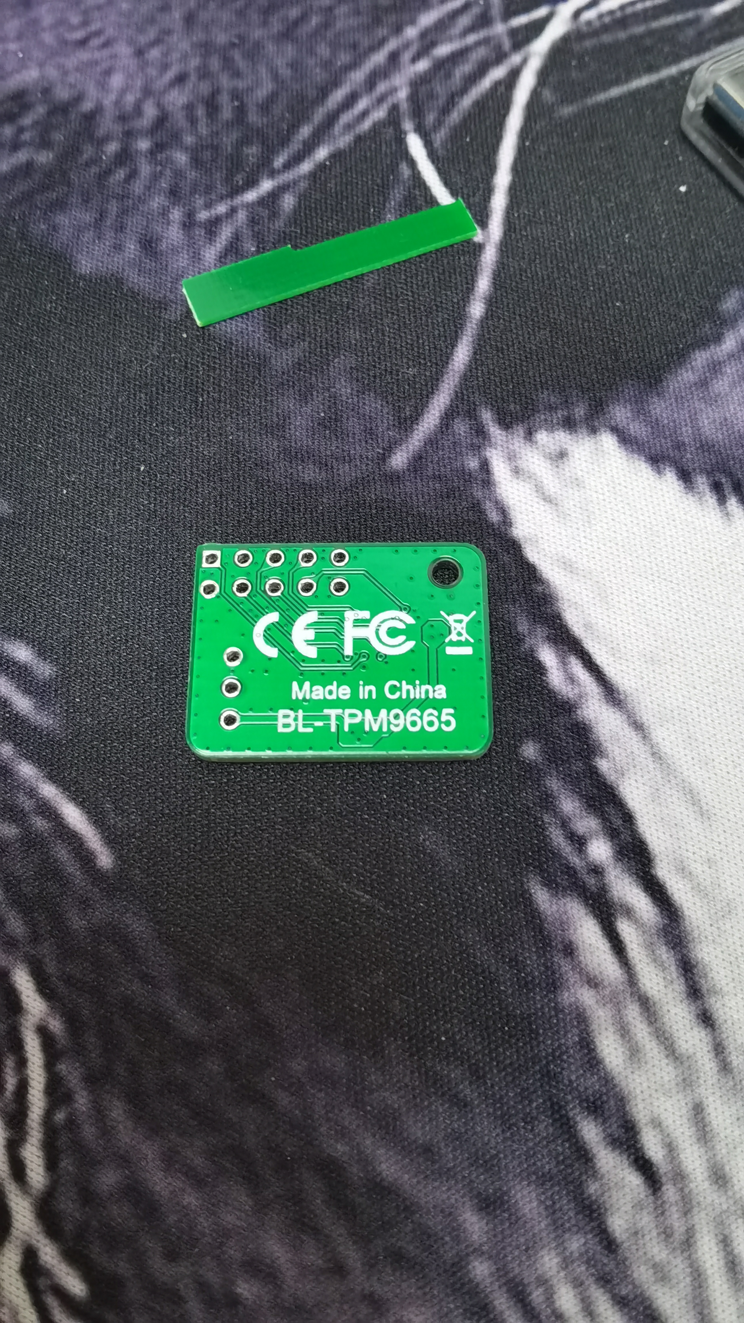 Vue rapprochée d'une module TPM pour la carte mère NoahV2 de Broachlink